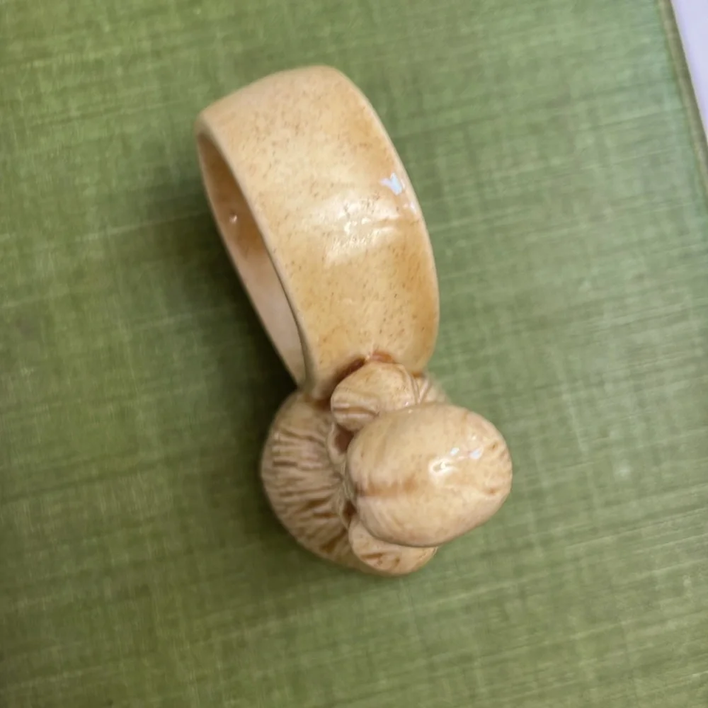4 Pilgrim Ceramic‎ Thanksgiving Napkin Rings Praying Prairie Women